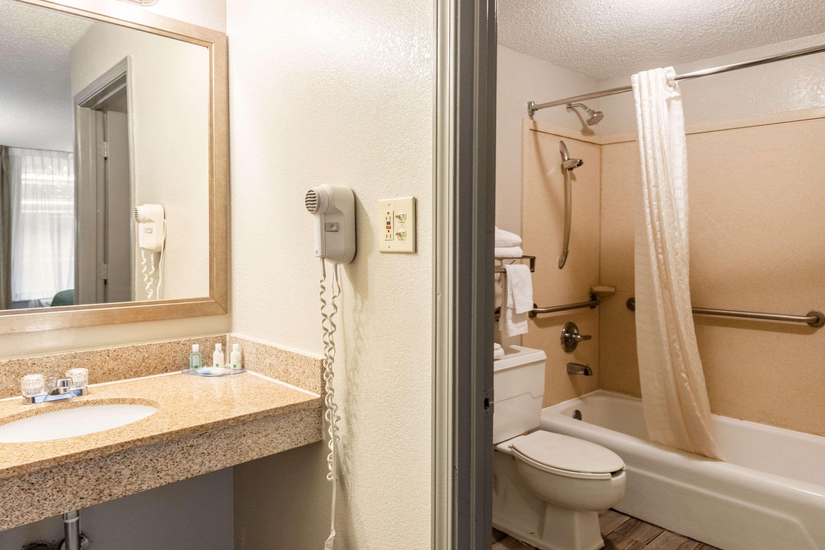 Quality Inn Newport Exterior photo